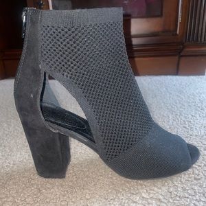 Women’s stretchy peep toe heels